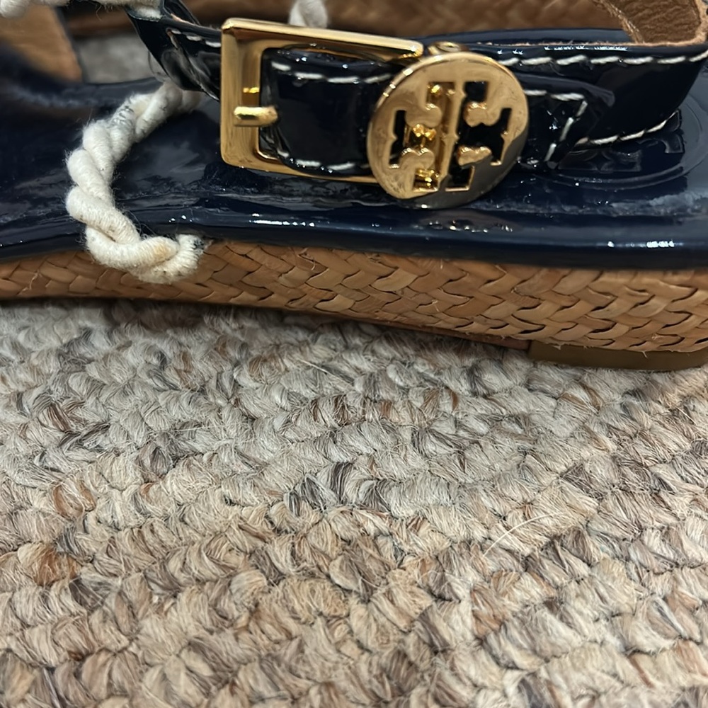 Tory Burch Navy Patent Leather Rope Strap Sandals with Gold Logo - Picture 2 of 8